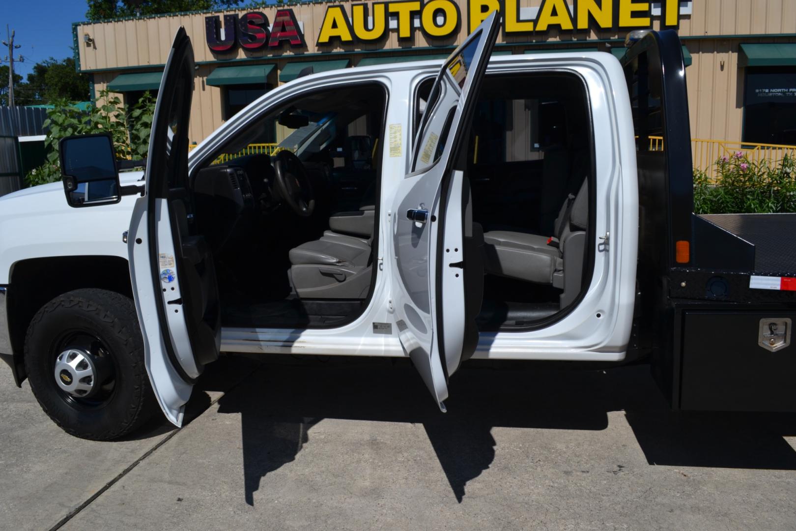 2019 WHITE /BLACK CHEVROLET 3500 with an VORTEC 6.0L V8 engine, AUTOMATIC transmission, located at 9172 North Fwy, Houston, TX, 77037, (713) 910-6868, 29.887470, -95.411903 - Photo#8